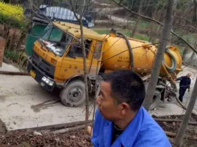 南京雨花區鳳翔翠園别墅區清理化糞池 高壓清洗下水道(dào)