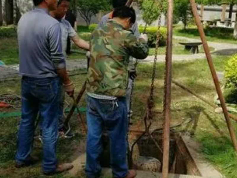 烏魯木齊十二師看守所附近清理污水池隔油池管道(dào)