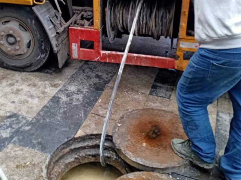 騎馬山路附近清掏污水池抽泥漿