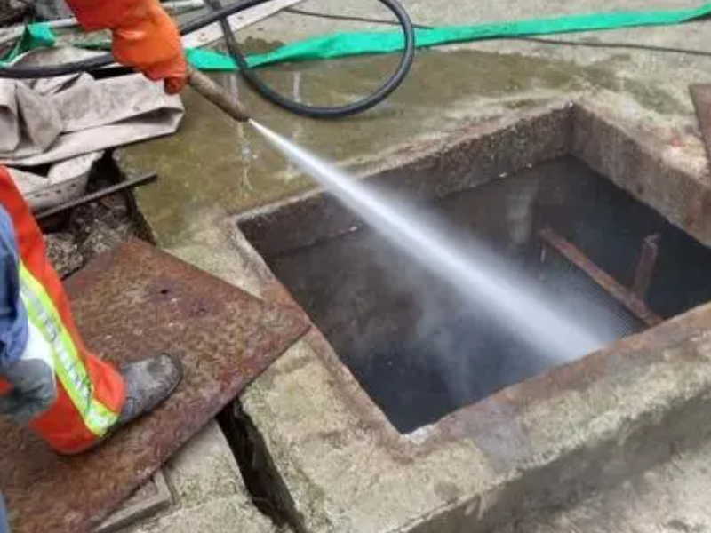 太原路附近清掏飯店隔油池污水